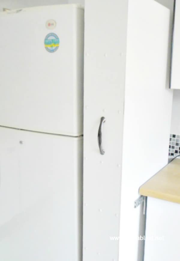 Sliding Pantry (DIY) is an easy Kitchen project (also suitable to add storage in the bathroom) #DIY #Kitchen #HomeImprovements #SlidingPantry #DIYPantry #PullOutPantry