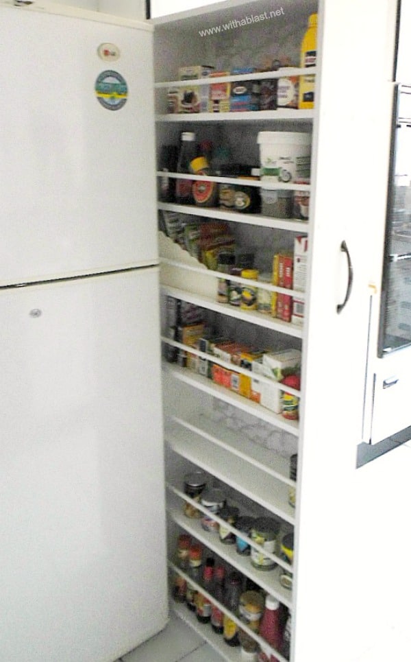 Sliding Pantry (DIY) is an easy Kitchen project (also suitable to add storage in the bathroom) #DIY #Kitchen #HomeImprovements #SlidingPantry #DIYPantry #PullOutPantry