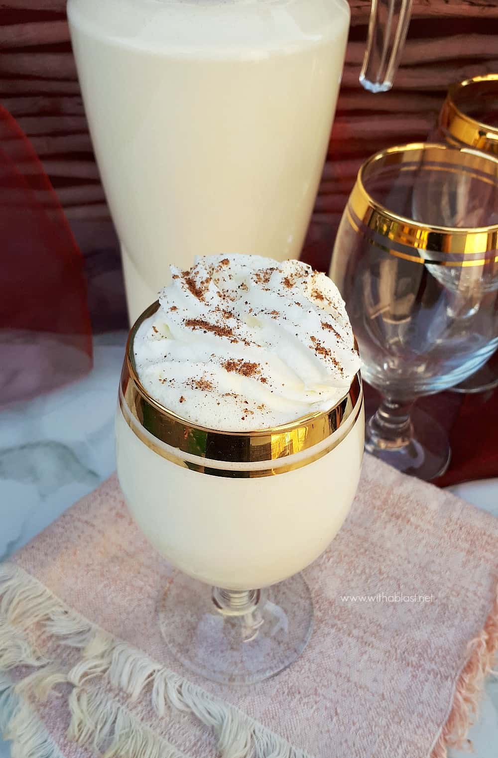 Quick, easy and delicious recipe for thick EggLess Eggnog made with standard pantry ingredients (boozy or not!) and the must have drink for Christmas !