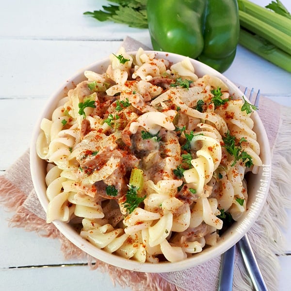 Quick and easy Tuna pasta dinner packed with vegetables. All hugged in a light sauce - perfect for dinner or lunch !