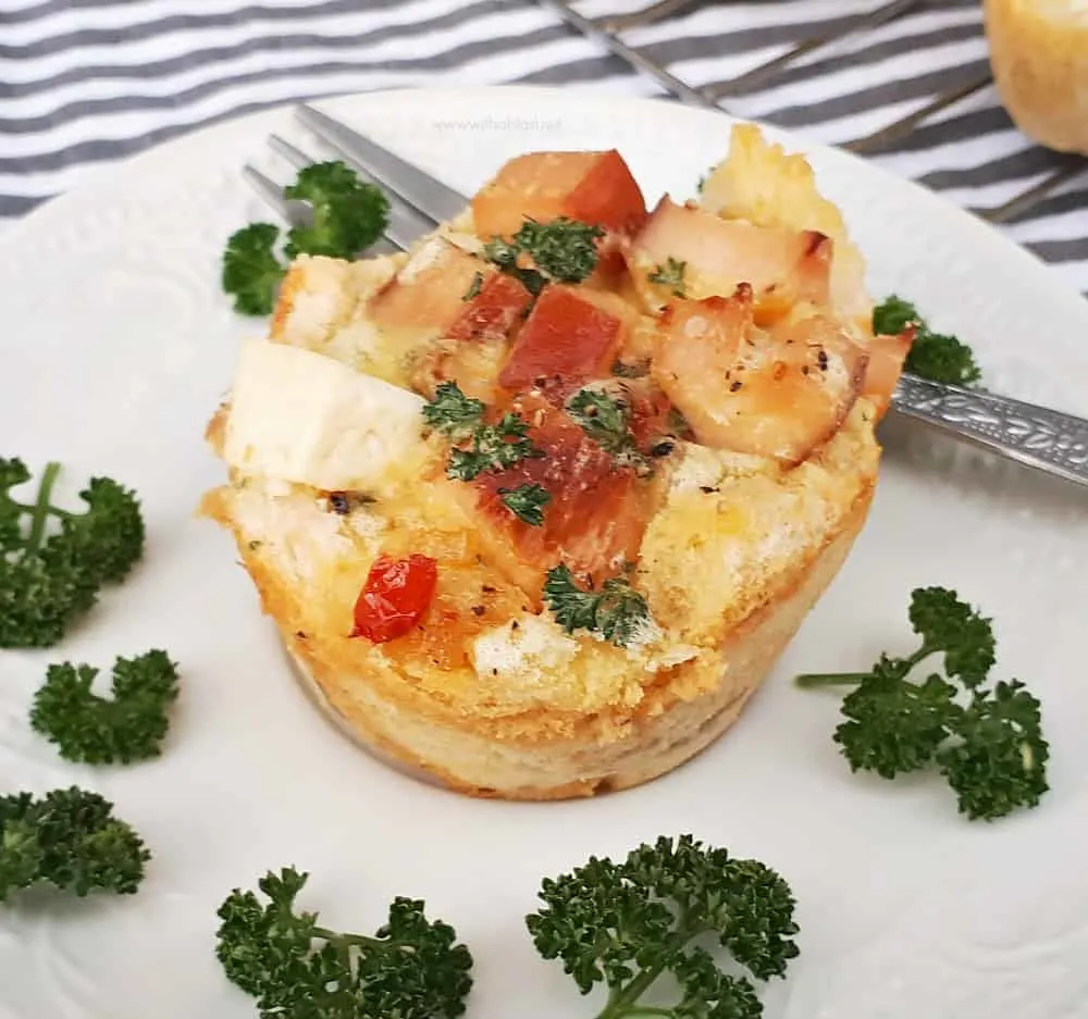 A very versatile recipe for Chicken and Creamy Garlic Bread Baskets - serve as a light dinner, snack or as an appetizer. Perfect to use up leftover Chicken and Bread.