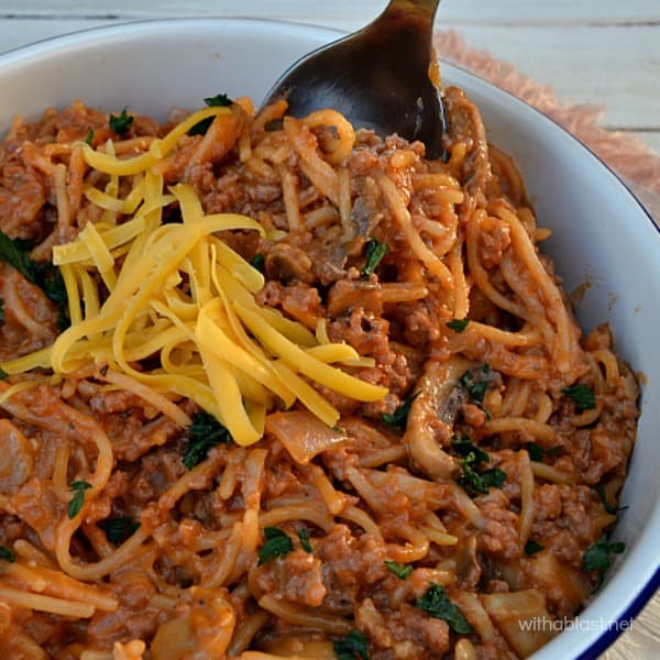 One-Pot Beef Spaghetti is ready in under 25 minutes - a creamy tomato dinner dish with ground beef, vegetables and perfectly spiced ! #OnePotDinner #SpaghettiDinner #GroundBeefRecipes #ComfortFood