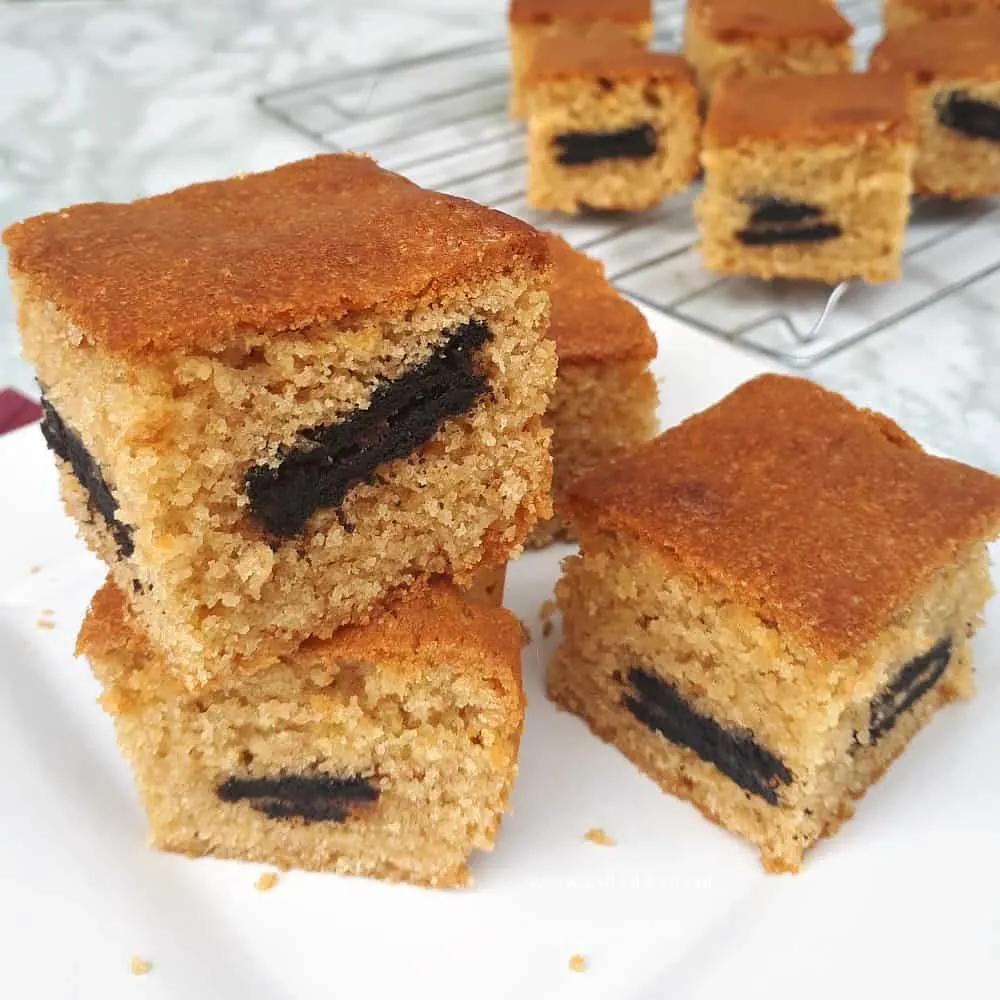 Moist Peanut Butter Oreo Blondies are a quick and easy sweet treat to make, loaded with peanut butter and stuffed with Oreo cookies ! 