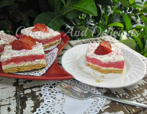 Strawberry Cream Cheesecake ~ creamy, refreshing and delicious! #StrawberryCheesecake #Desserts #ValentinesDesserts