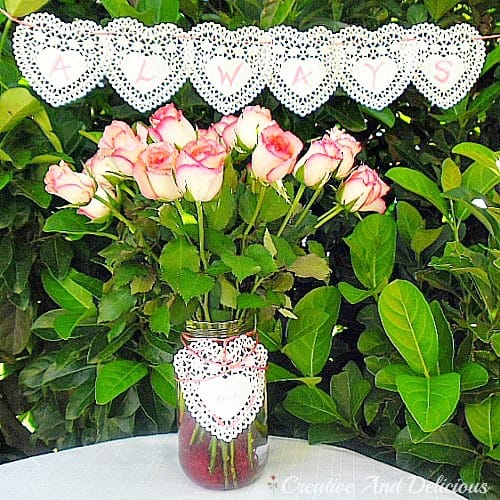 Lovely Valentines Doily Banner and Vase to pretty up your Valentine's Day table. Perfect for a breakfast/brunch table or even a romantic dinner !