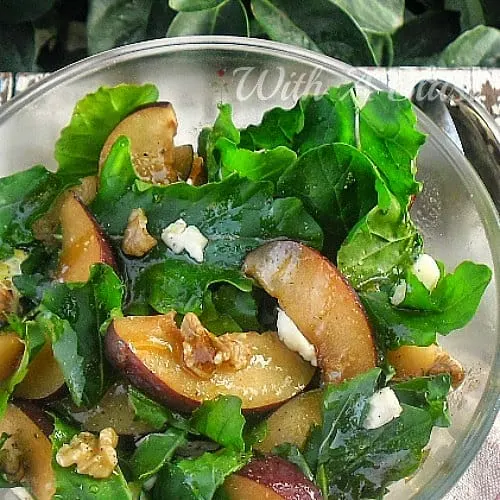 Plum Arugula and Walnut Salad ~ Delicious combination of sweet Plums, Arugula and crunchy Walnuts #Salad #PlumSalad