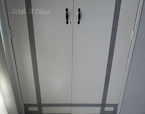 Framed Closet Doors (Duct Tape Crafts) ~ Quick, easy and inexpensive way to boring closet doors with #DuctTape #Crafts #DIY #Framing #AlternativeFraming