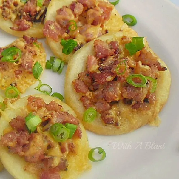 Perfect Game Day snack! Or serve as an appetizer ~ bacon, gooey cheese and more