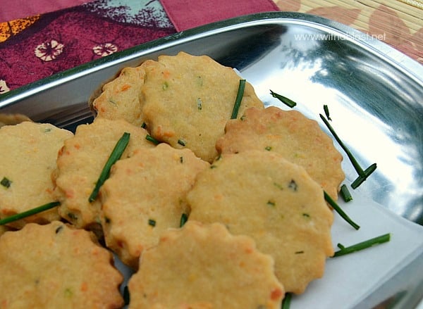 Cheddar and Chive Biscuits ~ The fresh taste of Chives and rich Cheddar make these savory biscuits {crackers} 100% better than any store-bought kind and is perfect to serve with dips and cheese balls as an appetizer {Quick and Easy recipe} #SavorySnacks