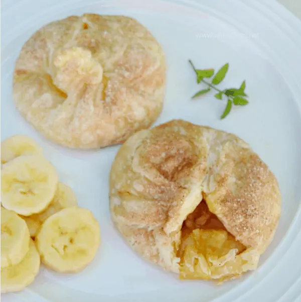 Maple Banana Pockets ~ Delicious, flaky Pastry with a simple, yet decadent Maple Banana Filling and this is such a quick and easy recipe !