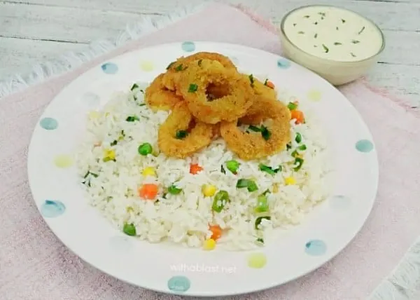 Delicious crumbed Calamari, served over Vegetable Rice and a Garlic-Lemon Dip on the side. Complete meal in no time at all !