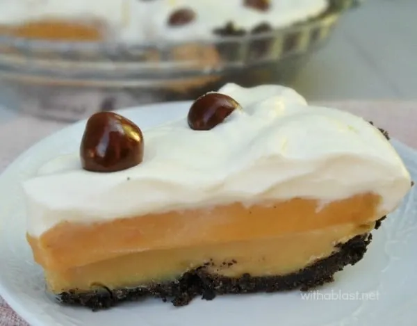 No-bake, creamy AND gooey cream pie all in one ! So simple to make with everyday ingredients, but with a taste out of this world ! Chocolate Caramel Cream Pie