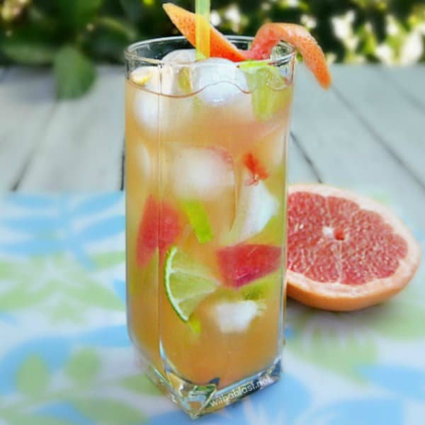The most FUN, refreshing Malibu Cocktail for this Summer ! Looks very inviting with the green and pink/red fruit pieces and a non-alcoholic alternative is also given.